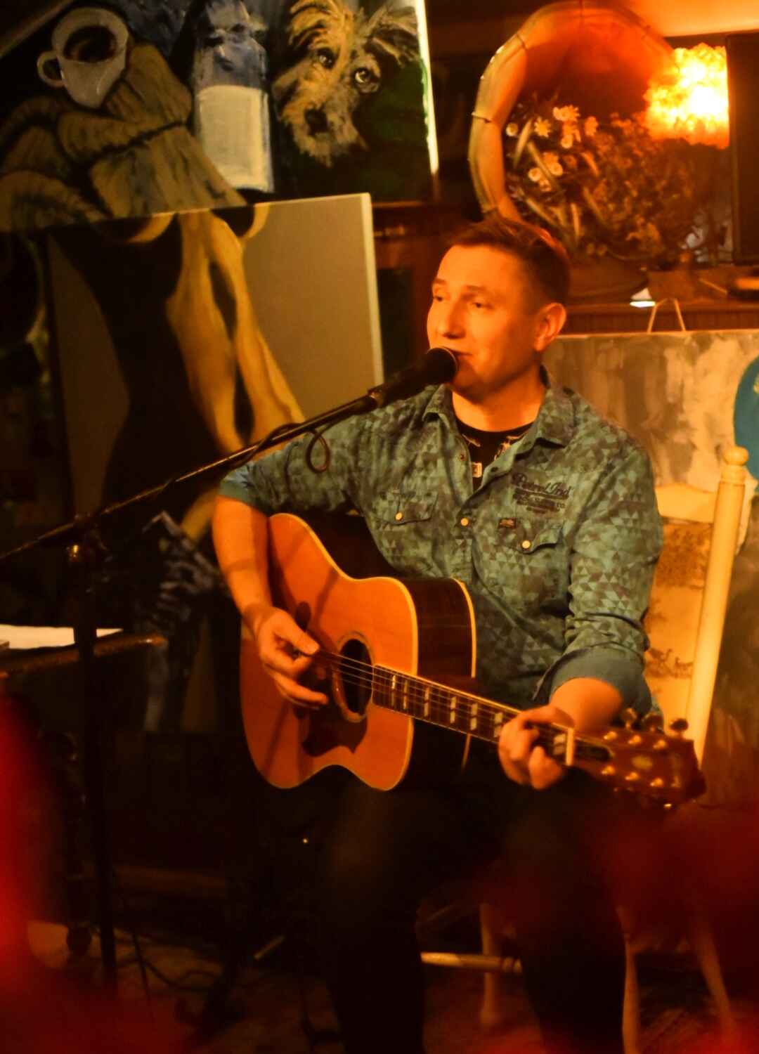 Bartek Dzikowski - teaching guitar to a student in Warsaw Wilanow, Mokotów, Sadyba, Konstancin, Ursynów, Gocław - musician, guitarist, singer, author and composer of songs.